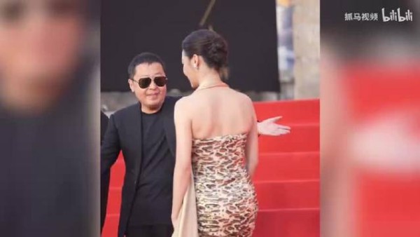 影后国内首次亮相,身穿金色高定气场,女王范十足熠熠生辉!