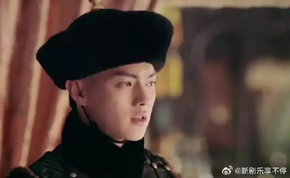 她在漫天大雪中跪遍三宫六院,也不愿说从未爱过他