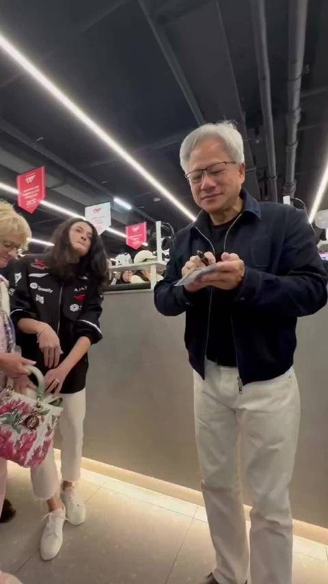 黄仁勋签名价值万元,女儿随行引关注