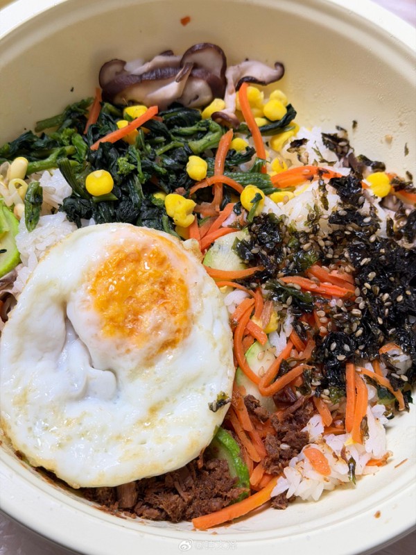 韩国吃播博主带火沈阳石锅拌饭,辣白菜锅包肉成晚餐亮点