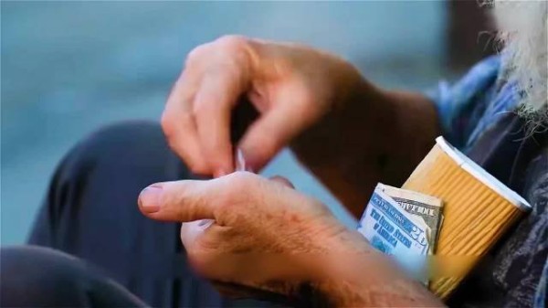 流浪汉捡到钻戒归还给失主,谁料改变了自己的人生!