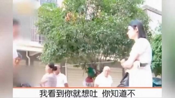 女子嫌丈夫无能离婚后，见前夫有女友不满，上门阻碍