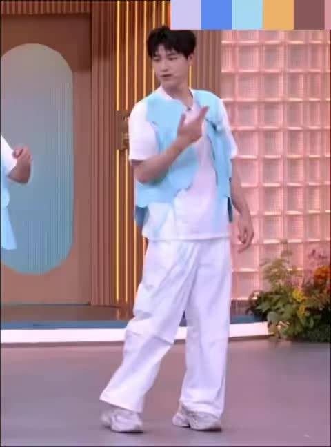 辛云来亮相你好星期六展亲和力