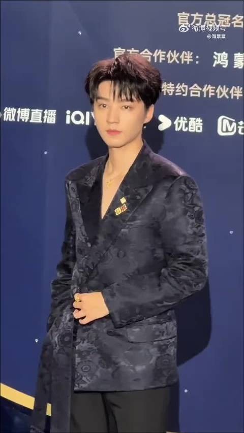 一身暗花西装亮相微博电影之夜 贵气十足!王俊凯