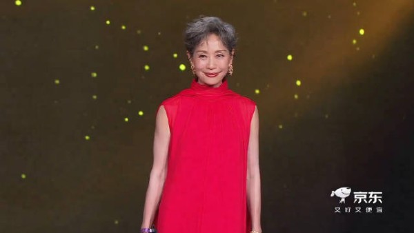 叶童采访全程 一袭大红裙亮相好明艳动人 期待今晚舞台