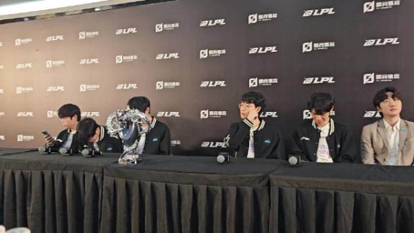 BLG群访现场分玩手机与不玩手机组