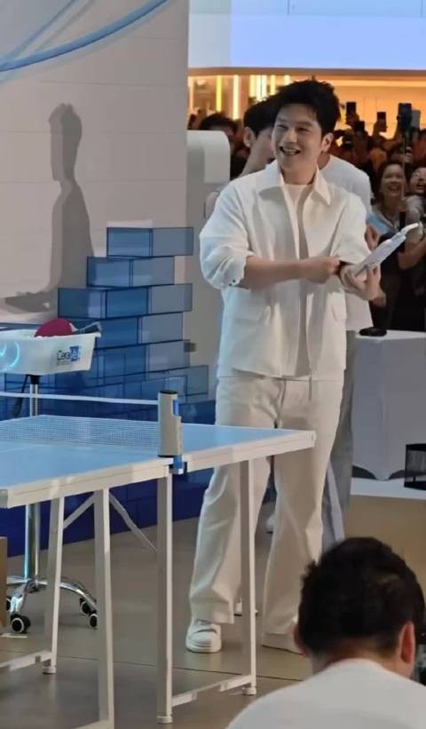 咱东哥把主持人小姐姐衬得皮肤微黑了 我一直在想什么样的女孩才配得上小胖