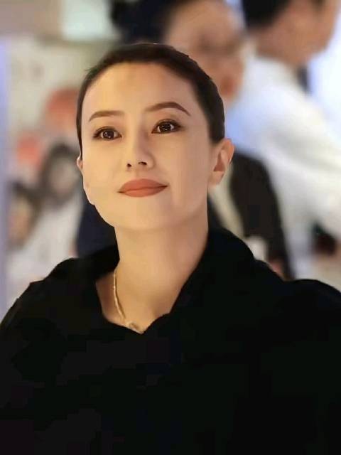 高圆圆上影节再现周芷若风采，46岁原生态美貌引惊叹