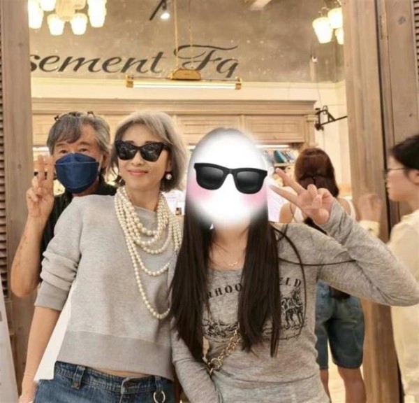 79岁林子祥和老婆上海购物,叶蒨文打扮贵气,脖子上挂着几串珍珠