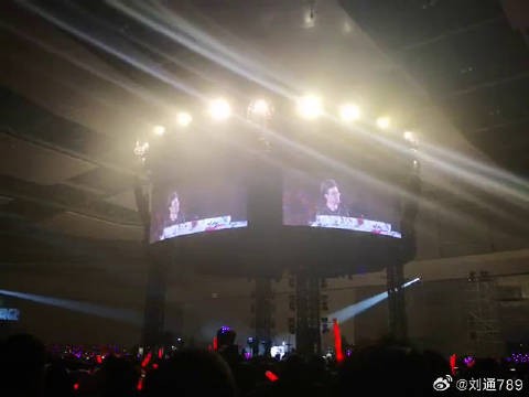 汪峰演唱会秀恩爱,感谢老婆章子怡,家人都去了