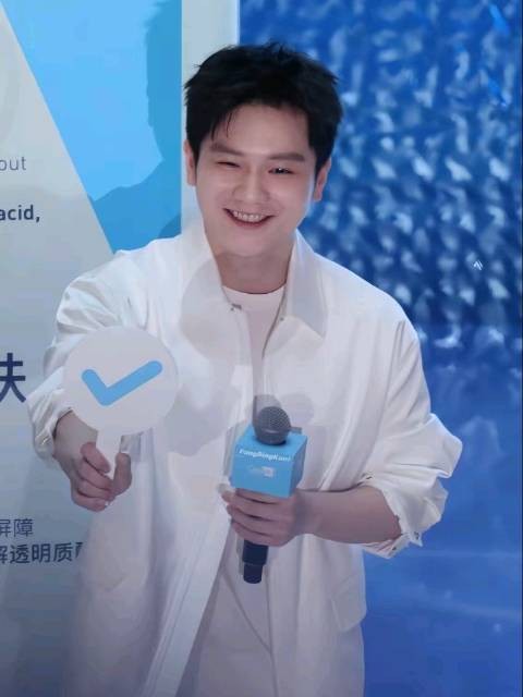 粉丝惊叹樊振东线下真人比照片更帅气有礼