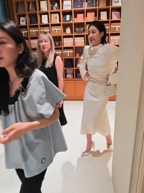 宋茜杭州LV活动湿发背头造型亮相,露背装展优越体态