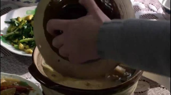 小麦进城年代剧热播,婆婆炖鸡引家庭温情