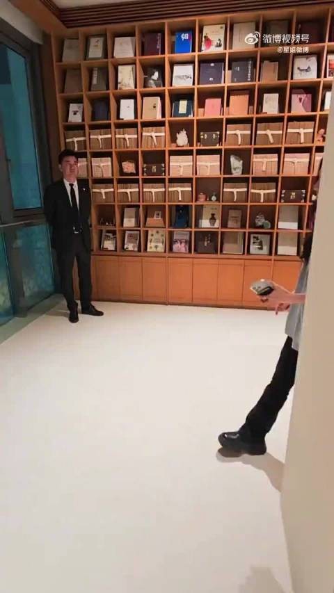 宋茜杭州LV活动湿发背头造型亮相,大露背设计展优越身材