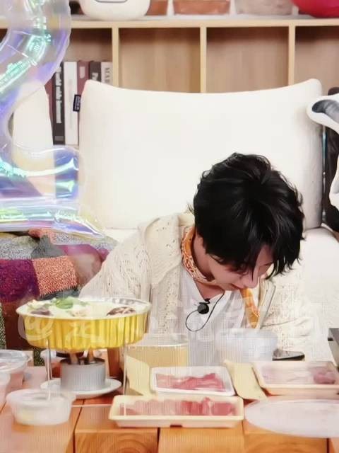 笑不行了～ 贺峻霖为自己的巧克力手套严正声明