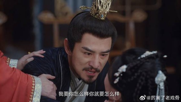 嫡长主要掐死小妾，谁料一向死对头的正妻，竟然救小妾