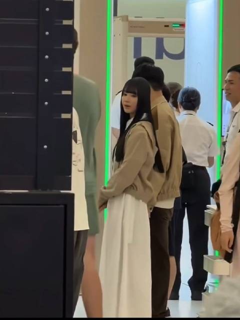 林俊杰七七情侣装现身机场,好甜蜜!