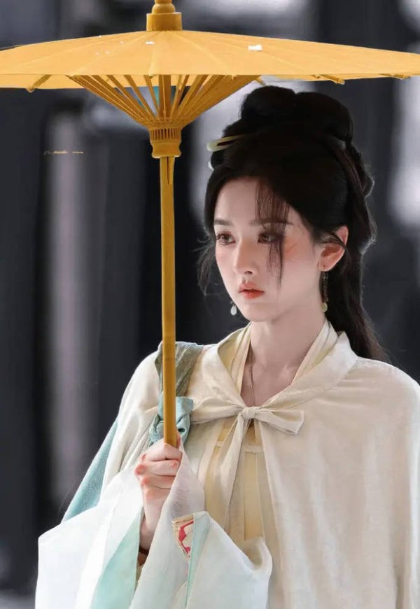 宋祖儿古装雪中撑伞路透东方韵味十足
