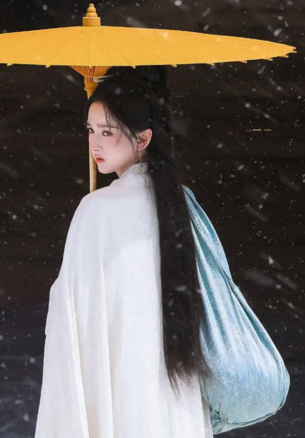 宋祖儿雪中撑伞。