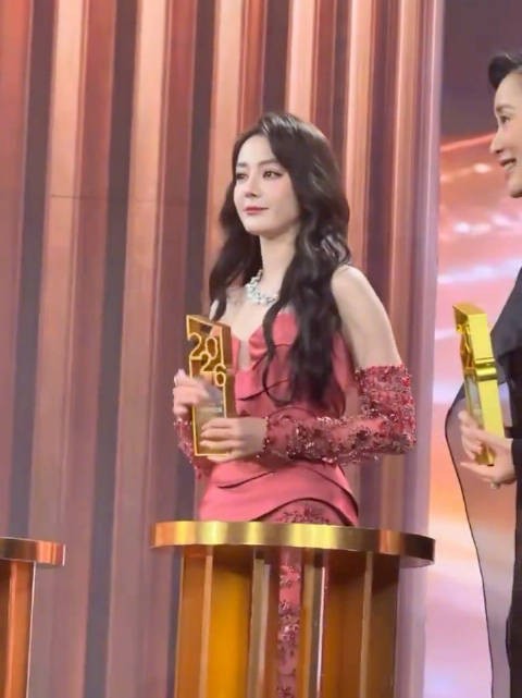 迪丽热巴凭《利剑玫瑰》邓妍获年度电视剧女演员