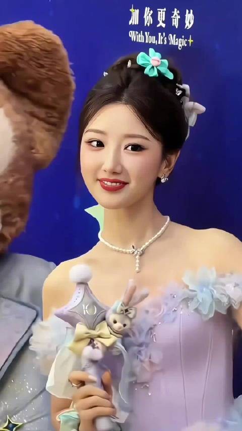 毛晓彤上海迪士尼十周年红毯,和达菲牵手好萌好可爱