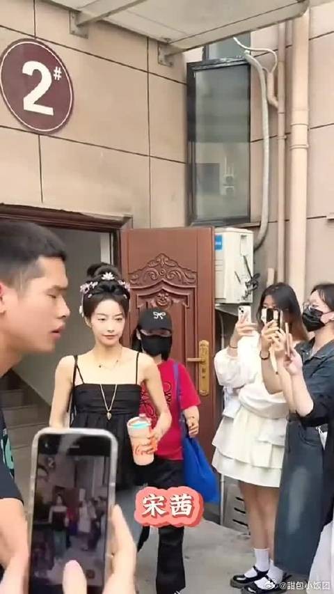 宋茜7.2《山河枕》出妆路透，身穿黑色吊带搭配牛仔裤，又美又性感
