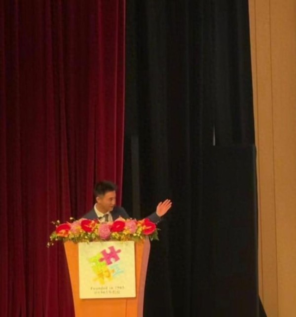 何猷君儿子幼儿园毕业演出,与古巨基儿子同台,梁安琪带孙女现身