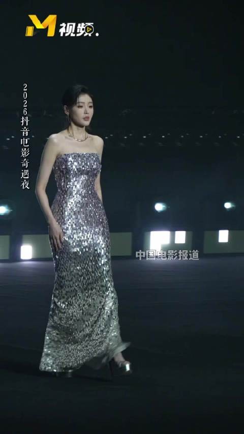 演员张天爱一身亮片长裙亮相2026
