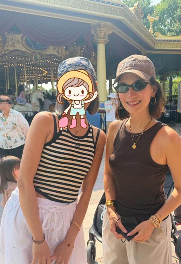 卢靖姗带娃迪士尼游玩,女儿像韩庚儿子像妈妈,儿女混血感都很强