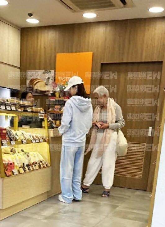TVB视后街头被偶遇状态冻龄,陪妈妈买面包,宠粉又孝顺