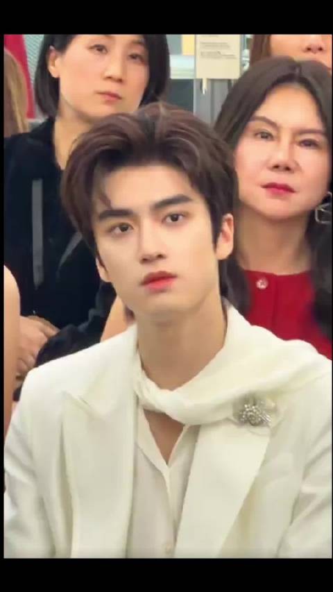 张康乐亮相Maxmara大秀,叶童杨紫琼谷爱凌等同场看秀