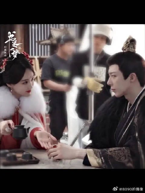 “她在闹,他在笑!”