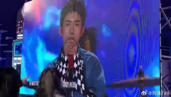 易烊千玺今天是摇滚范儿