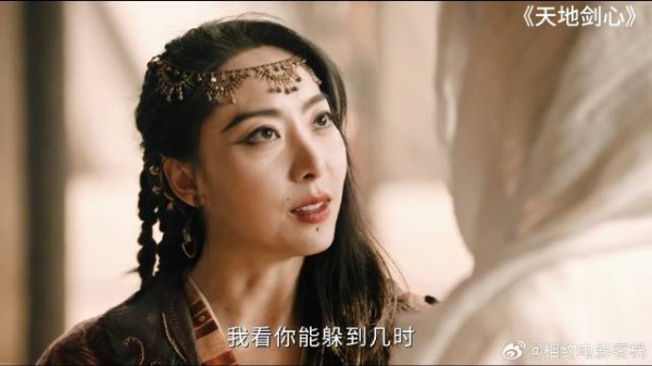 女土匪看到帅哥本想调戏一番,结果却连人衣角都没碰到
