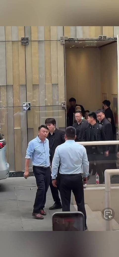 张凌赫下班向粉丝鞠躬挥手致意