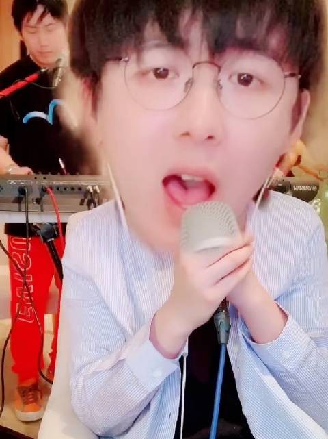 刘宇宁直播大头特效引回忆,粉丝直呼可爱难忘