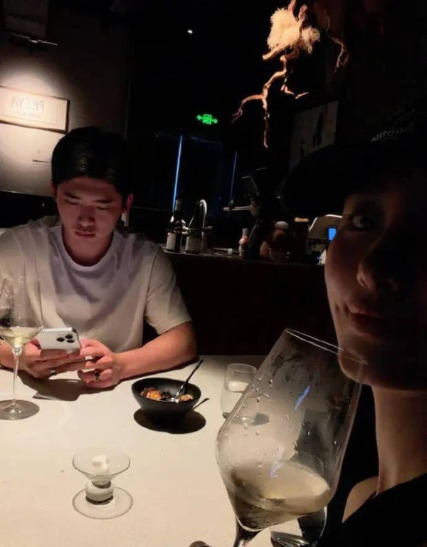 杨采钰晒与丈夫约会照,穿休闲装状态超好