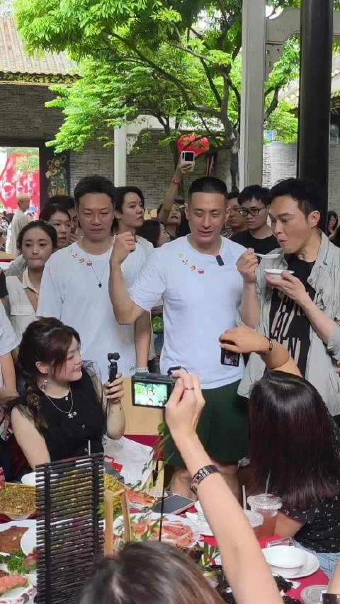 张智霖现身广州祠堂与市民互动,亲和力十足