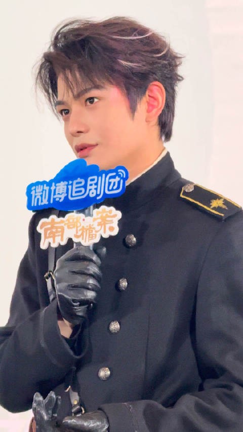 丁禹兮穿张海虾戏服亮相，黑西装造型引热议