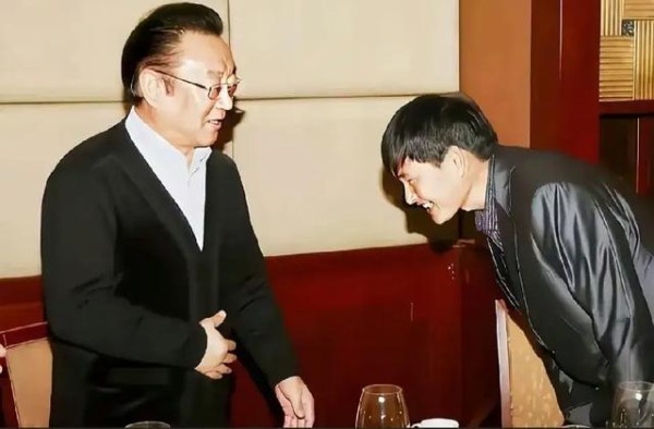 饭局包厢朱之文主动躬身低头 向蒋大为行礼是晚辈对前辈的致意。