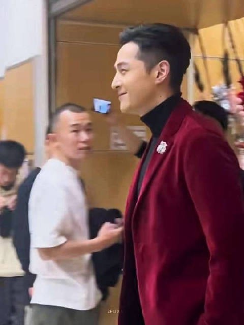 胡歌酒红色丝绒西装路透,成熟儒雅氛围感拉满