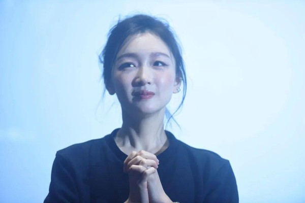 热搜第一！周冬雨被曝演话剧不背台词，有网友抱怨：念台本还念错了，把观众当傻子吗？