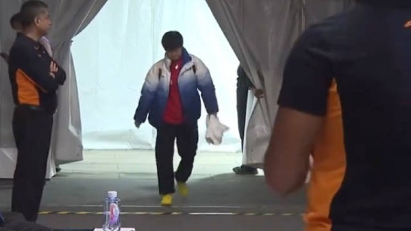 侯场区的大胡子裁判 翘首以盼终于等来了莎莎 笑的开心啊
