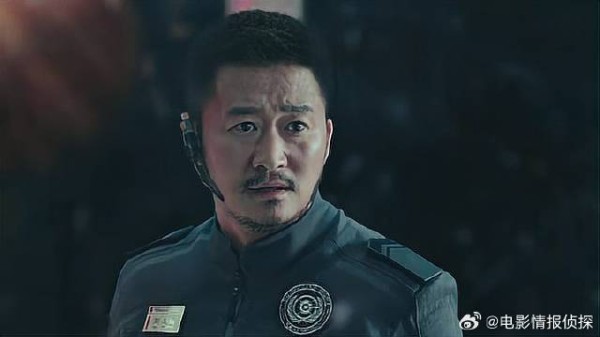 吴京试图联系达叔,得知地球发生大地震,吴京瞬间慌了