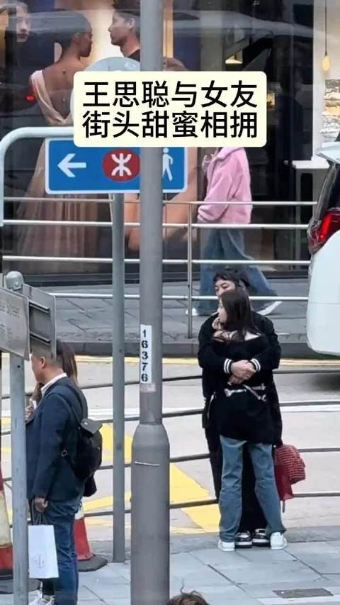 网友香港偶遇王思聪携女伴逛三丽鸥