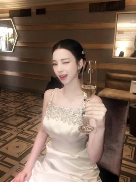 此女正在昭告全世界自己会wink了!