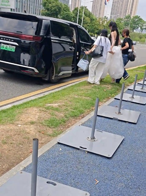 孙怡《乘风2026》五公婚纱造型曝光,与陈瑶合唱《一直很安静》