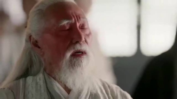 张无忌假装握住张三丰的手,实则是暗中给他疗伤!