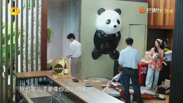 黄晓明调侃王俊凯童年照称像小海绵,笑言儿子长这么帅会笑醒