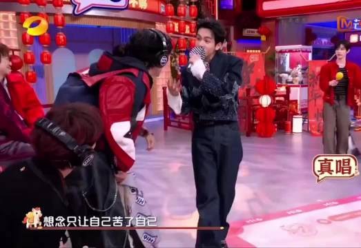 长途飞行的后遗症被丁程鑫直白吐槽,真实不矫情的样子格外圈好感